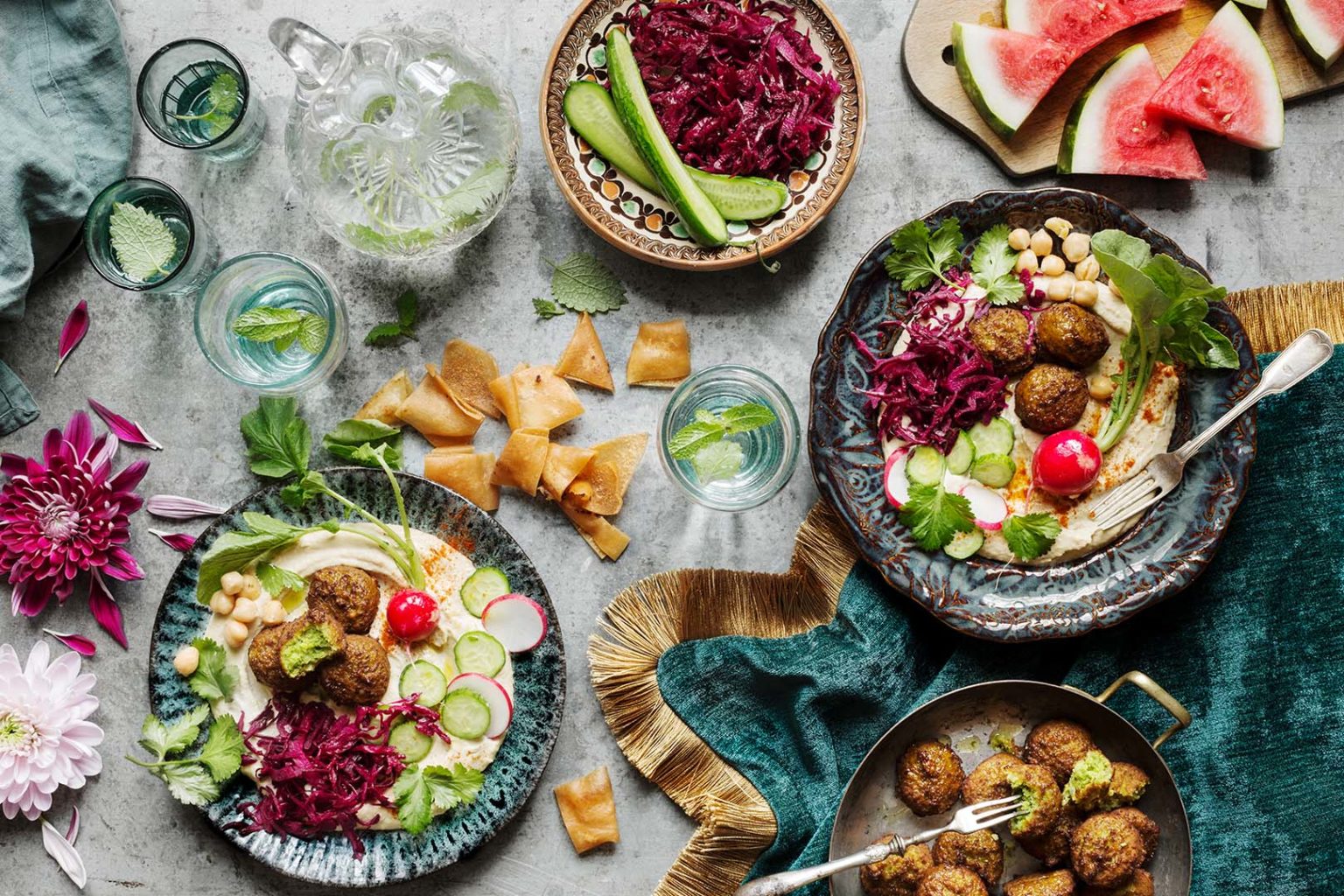 Hummus Bowl med falafel och syrlig rödkål Zeinas
